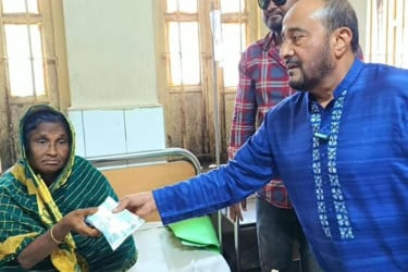 এলাকায় এসেই এমপি গেলেন স্বাস্থ্য কমপ্লেক্সে , খোঁজ নিলেন রোগীদের