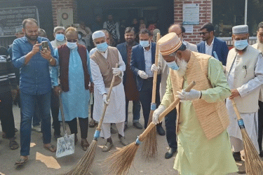 চাঁদাবাজি বন্ধের হুঁশিয়ারি আলী আজমের