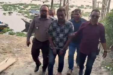 চাঁদাবাজকে ধরে সড়কে ঘুরিয়ে মাইকিং করল পুলিশ