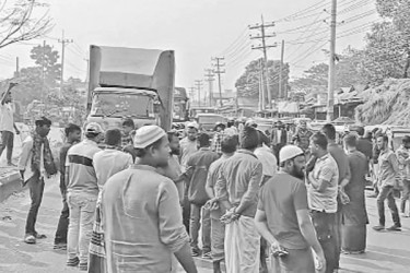 চাঁদা আদায়ের প্রতিবাদে মহাসড়ক অবরোধ