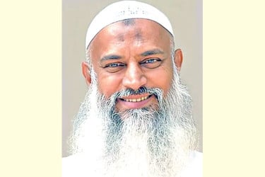 মাতা-পিতার মতো হজযাত্রীদের খেদমত করতে হবে