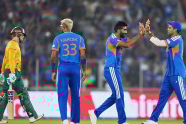 এক ম্যাচেই বদলে গেল চিত্র, বাঁচার পথ খুঁজছে ভারত