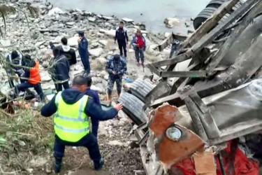 নেপালে নদীতে বাস উল্টে পড়ে ১৮ জন নিহত