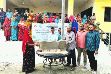 সুন্দরবনের ওপর চাপ কমাতে মোংলায় উন্নত চুলা বিতরণ