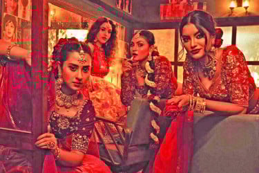 চার নায়িকার সাজে রহস্য