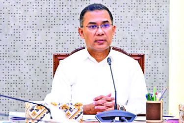 প্রধানমন্ত্রী সশস্ত্র বাহিনী বিভাগে অফিস করলেন