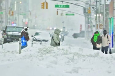 যুক্তরাষ্ট্রে তুষারঝড় লন্ডভন্ড জনজীবন
