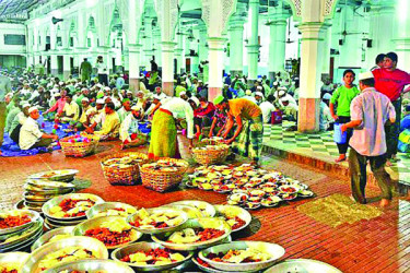 ধনী-গরিব একসঙ্গে ইফতার