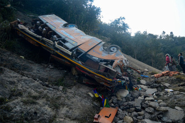 নেপালে বাস দুর্ঘটনায় ব্রিটিশ পর্যটকসহ ১৯ জনের প্রাণহানি