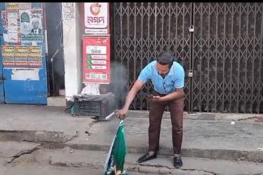 বান্দরবানে আওয়ামী লীগ অফিসের ব্যানারে বৈষম্যবিরোধীদের আগুন