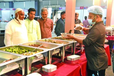 পুরান ঢাকার স্বাস্থ্যকর ইফতার আইসিসিবিতে