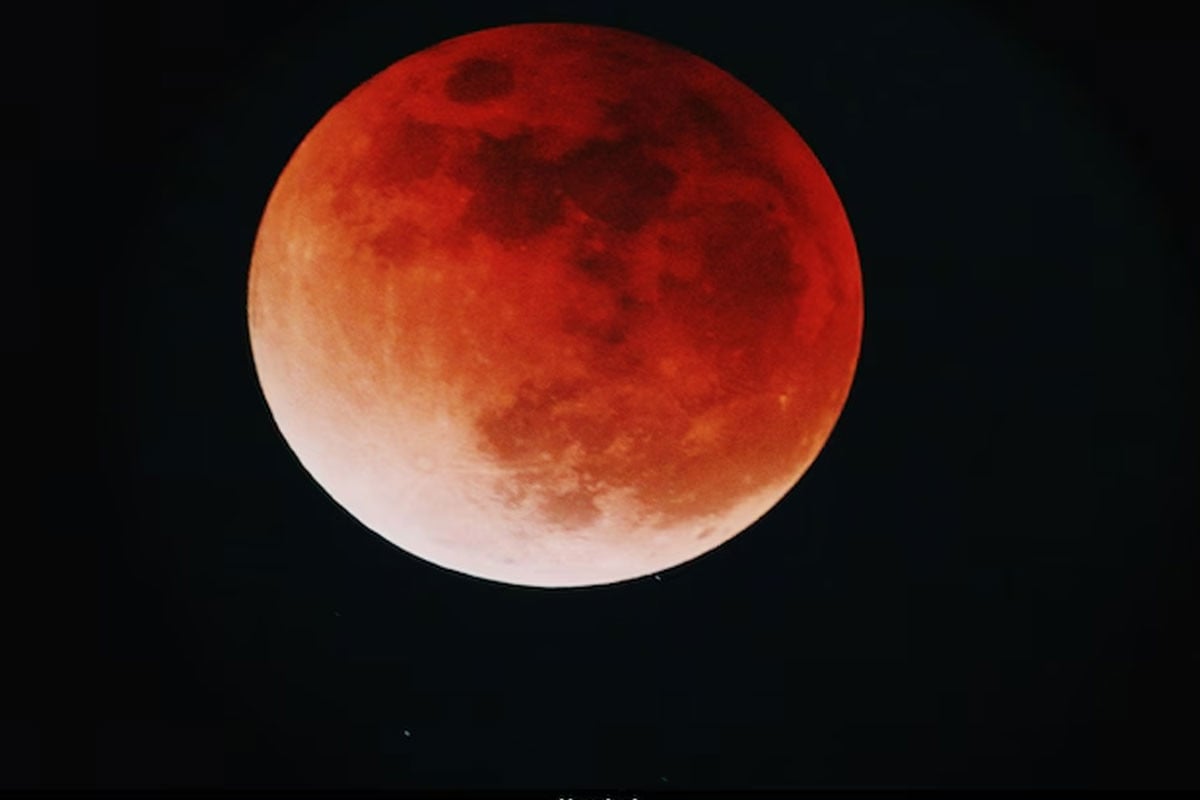 ৩ মার্চ আকাশে দেখা যাবে রক্তিম চাঁদ
