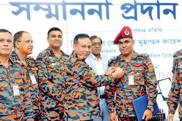 পদ্মায় নিখোঁজ শিক্ষার্থী উদ্ধারকারীদের ফায়ার সার্ভিসের সম্মাননা