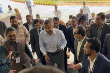 নতুন গভর্নরকে স্বাগত জানালেন বাংলাদেশ ব্যাংকের কর্মীরা