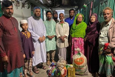 মুন্সীগঞ্জে অসহায় বৃদ্ধ দম্পতির পাশে উপজেলা প্রশাসন