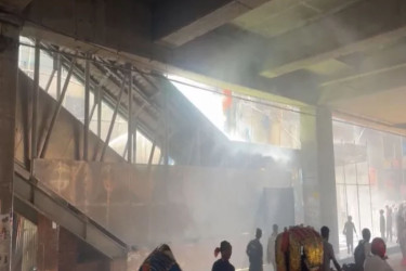 মিরপুরে মেট্রো স্টেশনের পাশের ভবনে আগুন