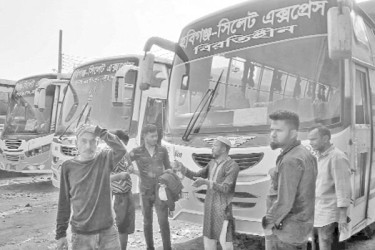 শ্রমিককে মারধরে বন্ধ বাস চলাচল, দুর্ভোগে যাত্রীরা