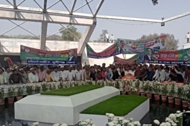 প্রতিষ্ঠাবার্ষিকীতে জিয়াউর রহমান ও খালেদা জিয়ার সমাধিতে মৎস্যজীবী দলের শ্রদ্ধা