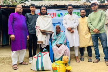 লালমনিরহাটে বসুন্ধরা শুভসংঘের উদ্যোগে অসচ্ছল বৃদ্ধাকে খাদ্যসামগ্রী প্রদান