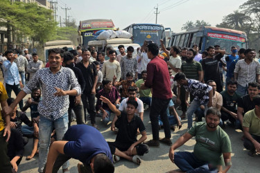 বকেয়া বেতনের দাবিতে ঢাকা-সিলেট মহাসড়ক অবরোধ