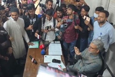 ঢাবি ক্যাম্পাসে নিষিদ্ধ ছাত্রলীগের পোস্টার, প্রক্টর অফিস ঘেরাও ডাকসুর