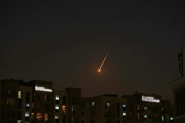 একাধিক বিকট বিস্ফোরণে কেঁপে উঠল দোহা