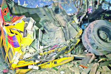 ট্রেনের ধাক্কায় ট্রাক পড়ল বসতবাড়িতে, আহত ২