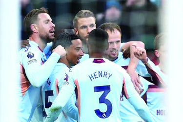 আর্সেনালের ঘাড়ে সিটির নিশ্বাস