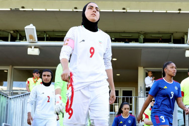 রক্তাক্ত দেশ, তবুও প্রতিকূলতা ছাপিয়ে মাঠে নামছে ইরানের মেয়েরা