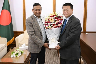 পররাষ্ট্র উপদেষ্টা হুমায়ুন কবিরের সঙ্গে চীনা রাষ্ট্রদূতের সৌজন্য সাক্ষাৎ