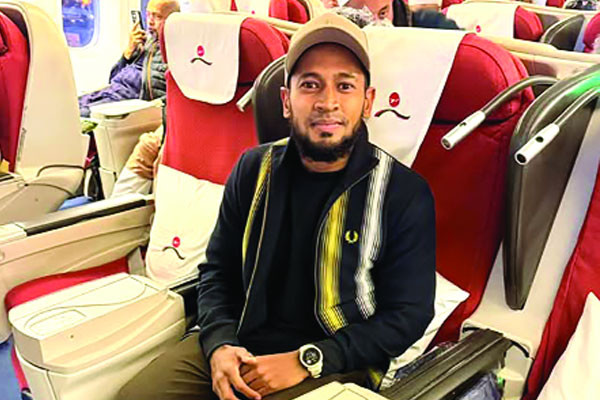 পবিত্র ওমরাহ পালন শেষে গতকাল দেশে ফিরেছেন মুশফিকুর রহিম