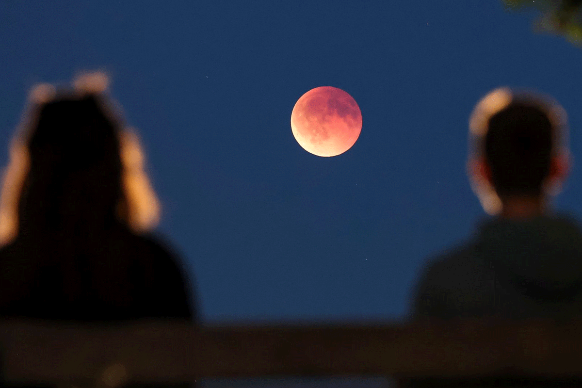 আজ বছরের একমাত্র পূর্ণগ্রাস চন্দ্রগ্রহণ