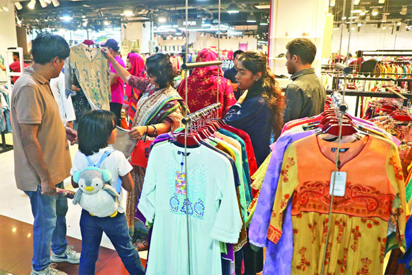 বসুন্ধরা সিটিতে জমেছে ঈদের কেনাকাটা