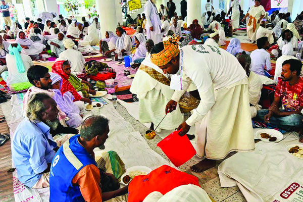 পূর্ণসেবায় ভাঙল সাধুর হাট