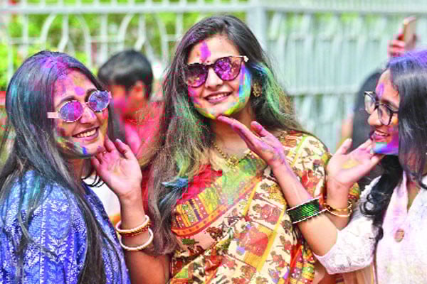 রঙের ছোঁয়ায় রঙিন দোল