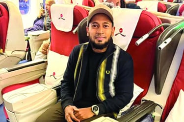 পবিত্র ওমরাহ পালন শেষে গতকাল দেশে ফিরেছেন মুশফিকুর রহিম