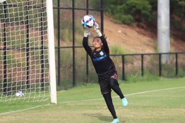 অভিষেক ম্যাচের একাদশে নেই গোলরক্ষক রুপ্না