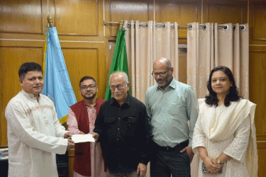 বেরোবিতে শিক্ষার্থীদের স্কলারশিপের চেক হস্তান্তর