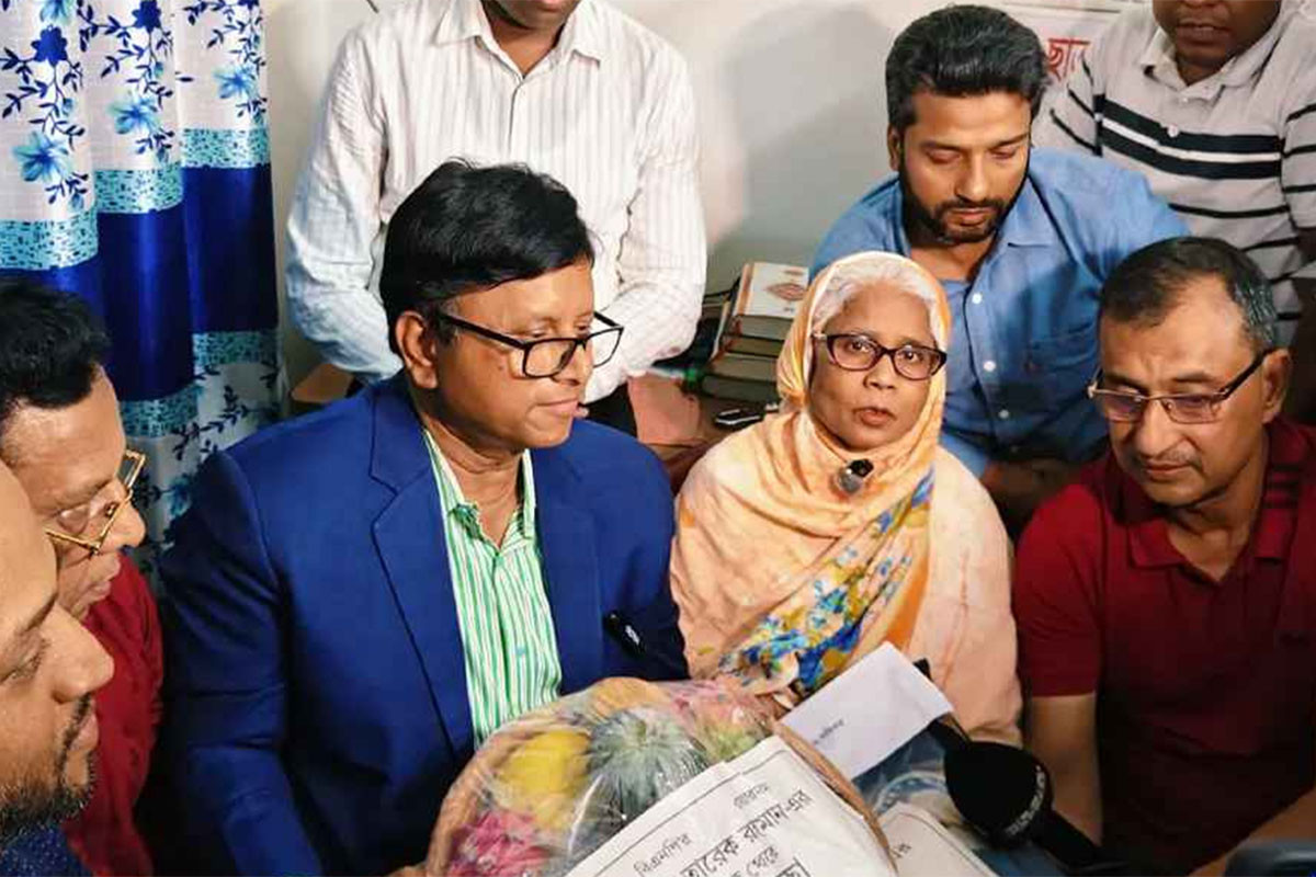 ধানের শীষে ভোট দিতে চাওয়া সেই অসুস্থ বৃদ্ধার পাশে প্রধানমন্ত্রী