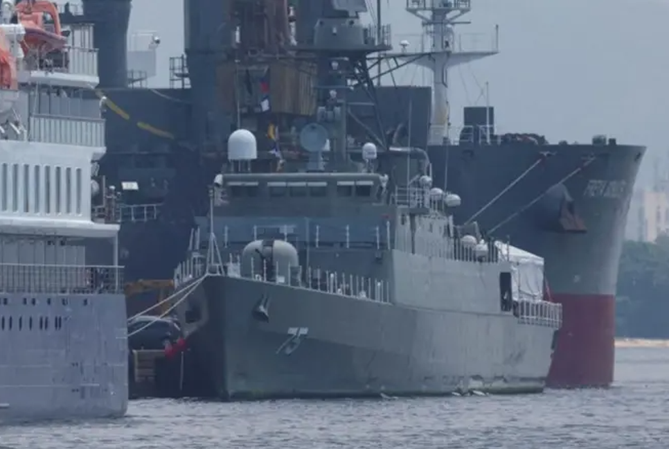 শ্রীলঙ্কার জলসীমায় ডুবতে থাকা ইরানি যুদ্ধজাহাজ থেকে ৩০ নাবিককে উদ্ধার