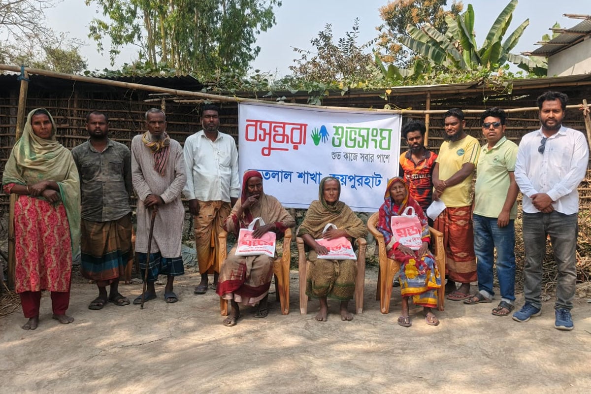 ক্ষেতলালে বসুন্ধরা শুভসংঘের উদ্যোগে দুস্থ বিধবা নারীদের ঈদ উপহার বিতরণ