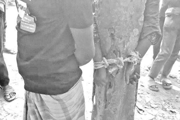 যুগলকে শেকলে বেঁধে নির্যাতন