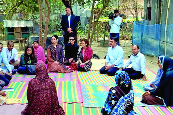 চাটাইয়ে বসে ব্র্যাকের কার্যক্রম শুনলেন জাইমা রহমান
