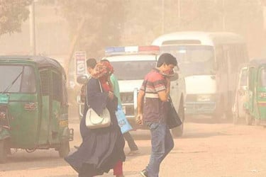 সাতসকালে বায়ুদূষণের শীর্ষে ঢাকা