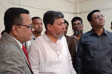 রোগী সেজে হাসপাতাল পরিদর্শনে এমপি জাহান্দার আলী