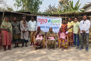 ক্ষেতলালে বসুন্ধরা শুভসংঘের উদ্যোগে দুস্থ বিধবা নারীদের ঈদ উপহার বিতরণ