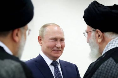 খামেনি হত্যাকাণ্ড, পুতিনকে ভয় পেতেই হচ্ছে?