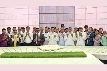 জিয়াউর রহমান ও খালেদা জিয়ার কবরে হুইপদের শ্রদ্ধা