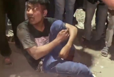 টঙ্গীতে ছিনতাইকারীর পায়ের রগ কেটে দিলো জনতা