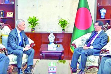 ঢাকায় ব্যস্ত পল কাপুর